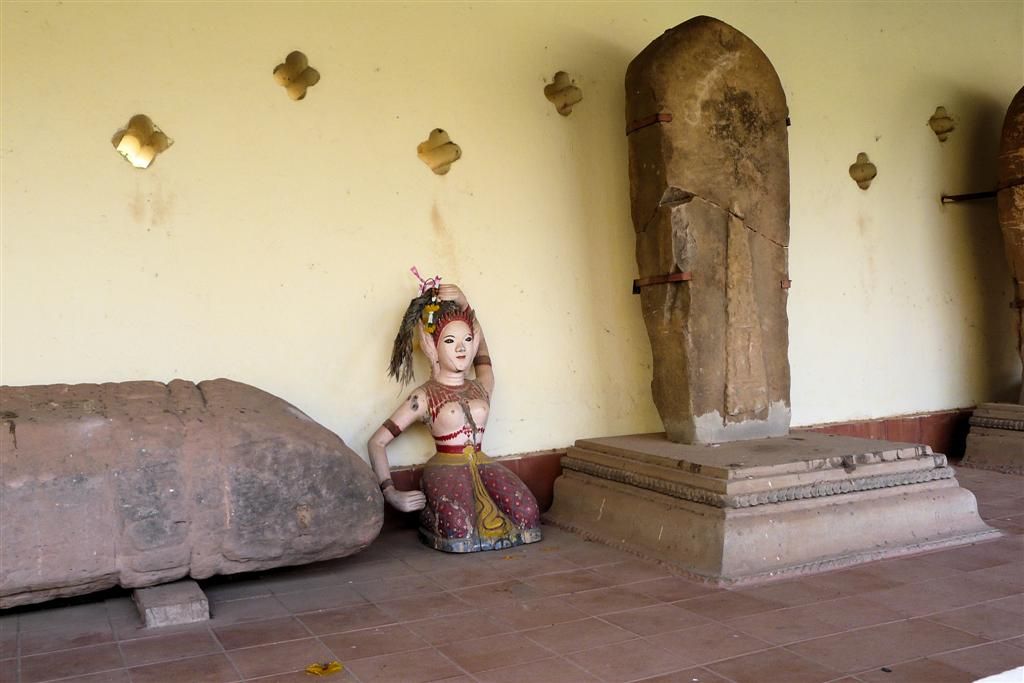 LAOS - VIENTIANE - beeld bij Wat That Luang
