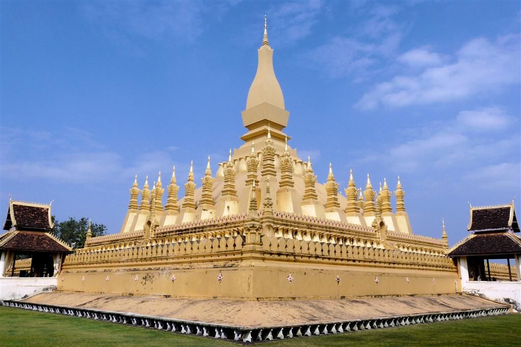 LAOS - VIENTIANE - stoepa bij Wat That Luang