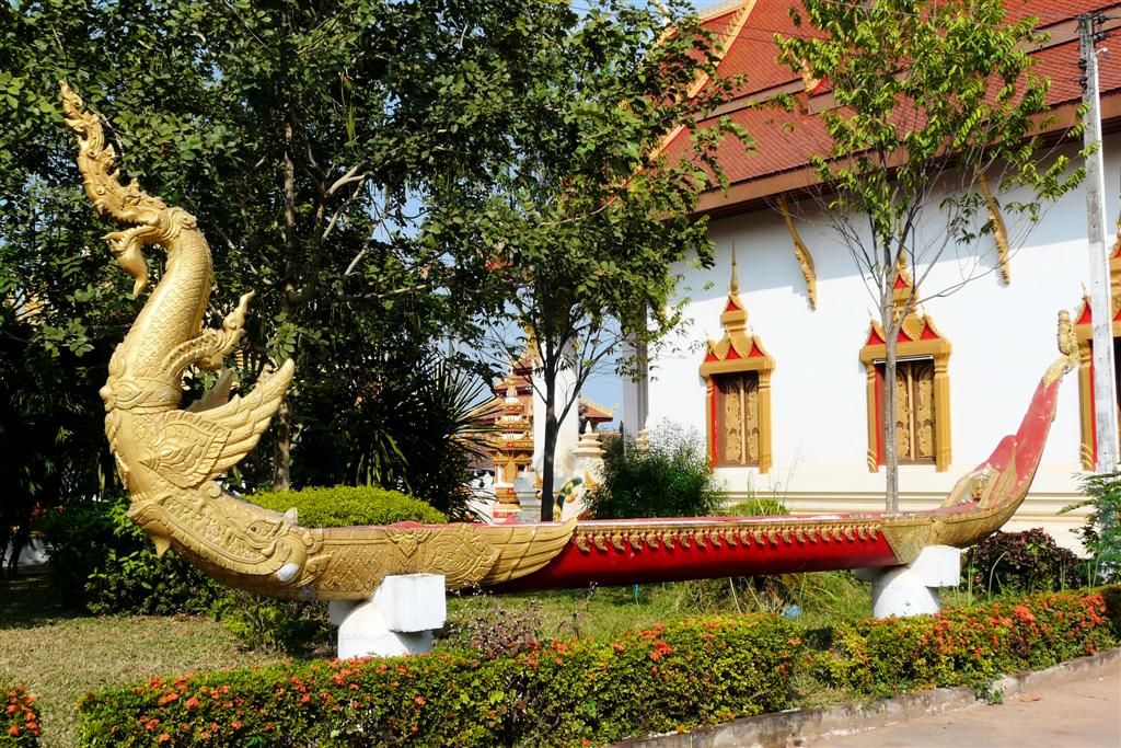 LAOS - VIENTIANE - monnikenboot bij Wat That Luang Tai