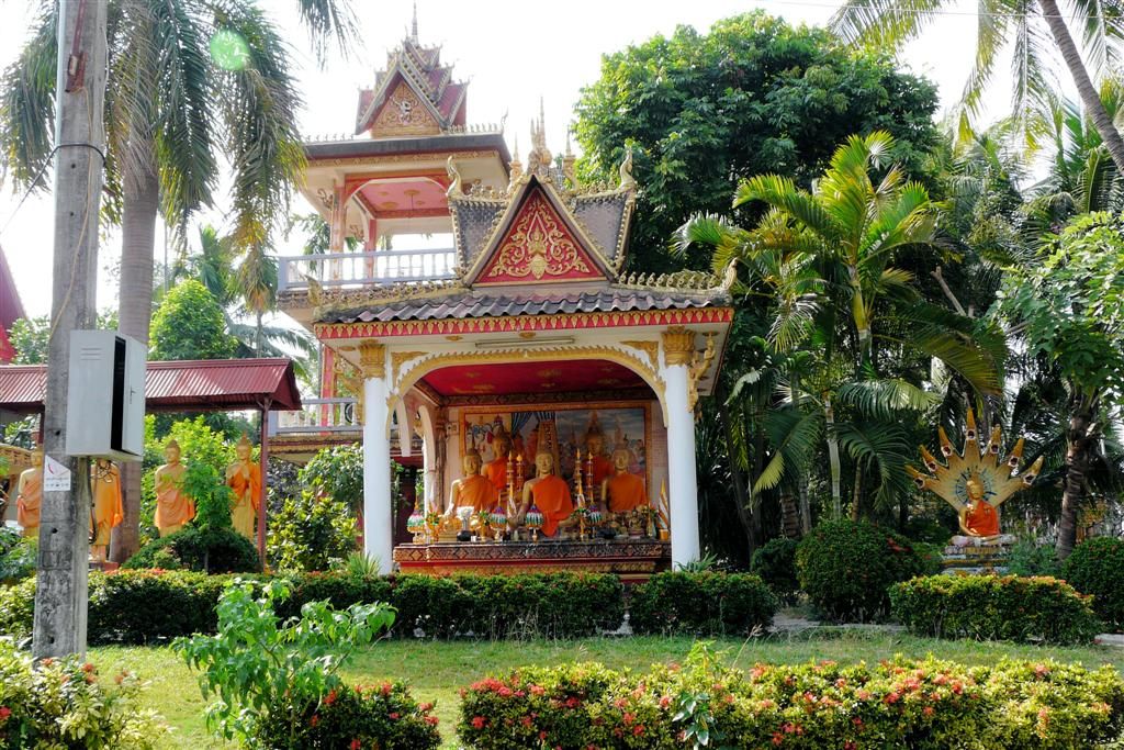 LAOS - VIENTIANE - boeddhabeelden bij Wat That Luang Tai