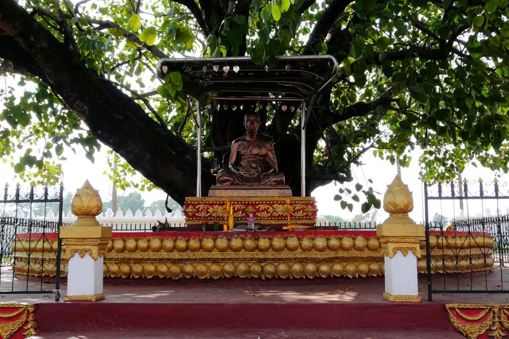 LAOS - VIENTIANE - zittende boeddha bij Wat That Luang