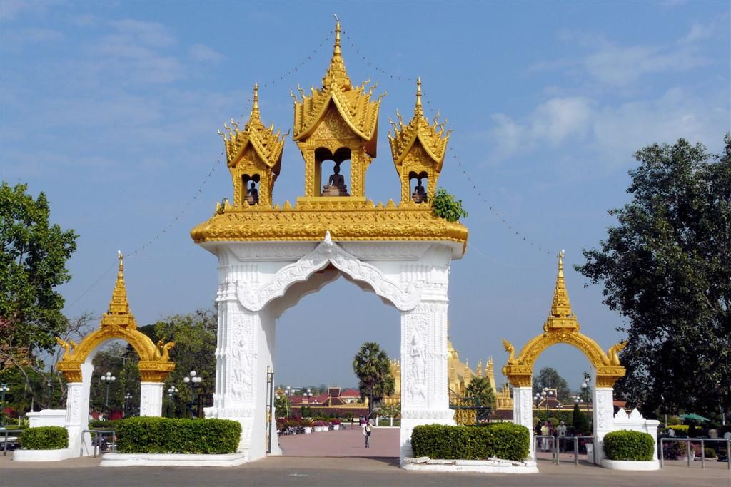 LAOS - VIENTIANE - de ingang naar Wat That Luang