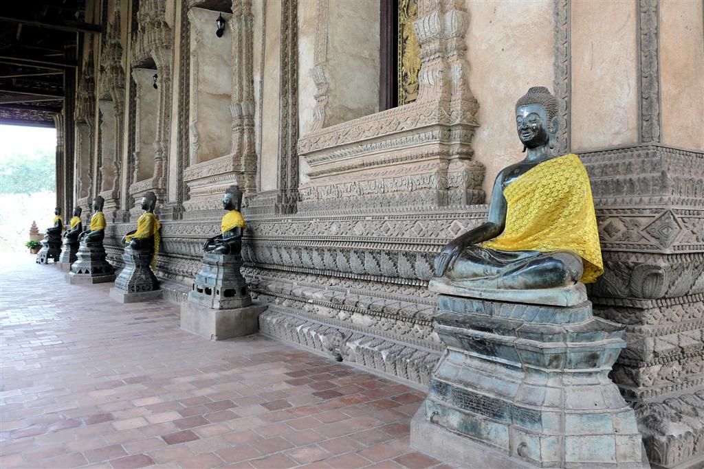 LAOS - VIENTIANE - boeddhabeelden bij Wat Ho Phra Keo