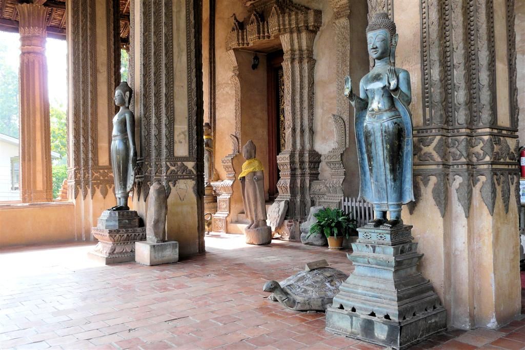 LAOS - VIENTIANE - boeddhabeelden bij Wat Ho Phra Keo
