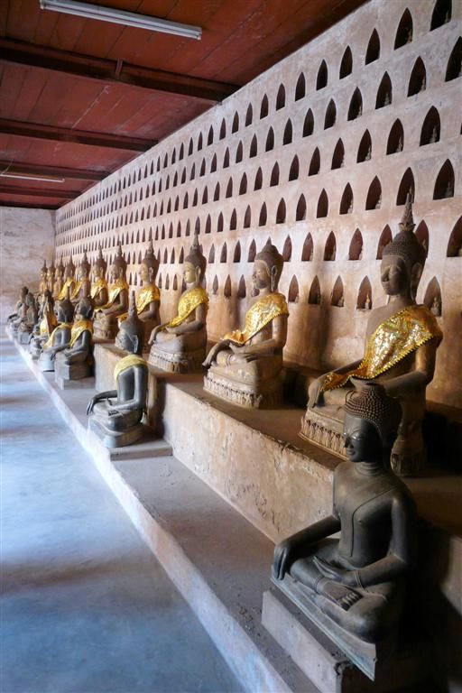 LAOS - VIENTIANE - boeddhabeelden bij Wat Si Saket