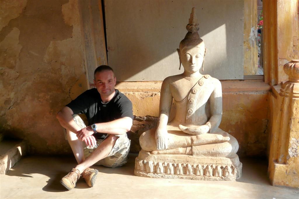LAOS - VIENTIANE - Carlos naast boeddhabeeld bij Wat Si Saket