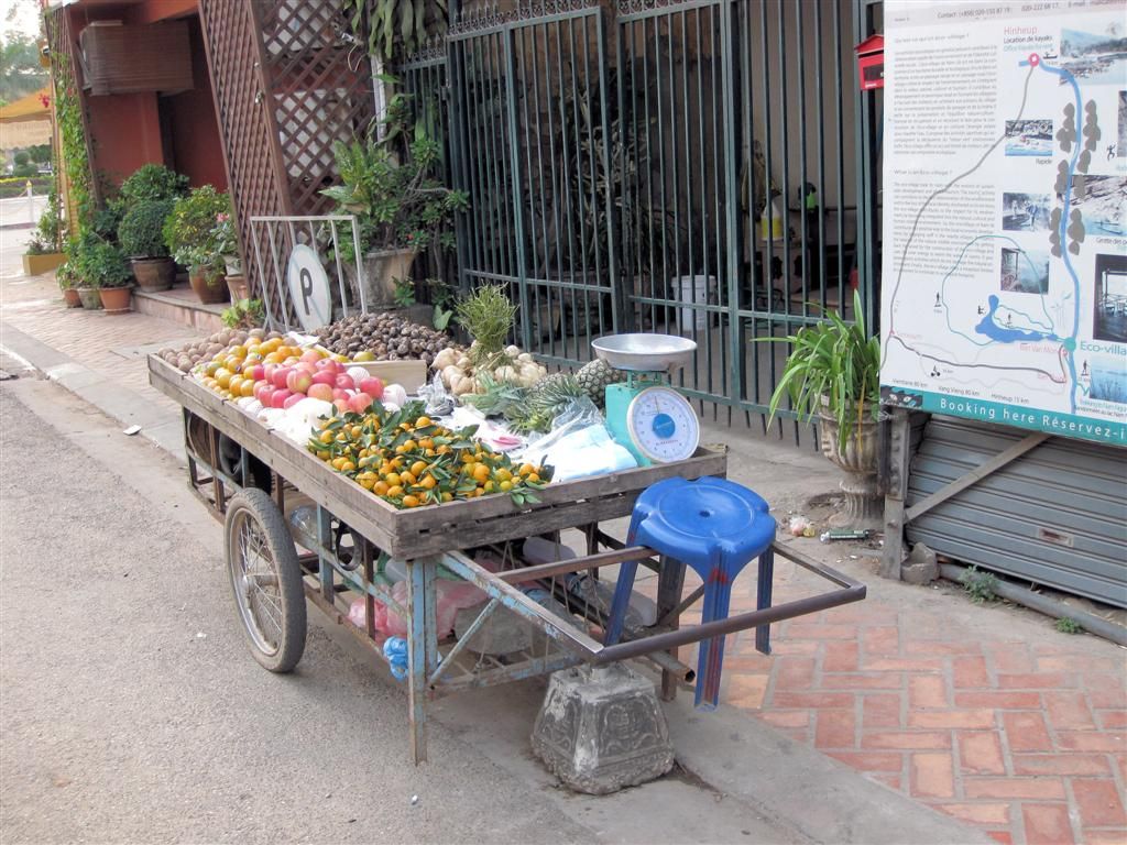 LAOS - VIENTIANE - fruitkar op straat