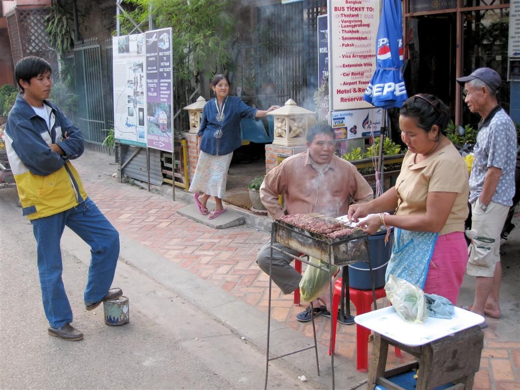 LAOS - VIENTIANE - straat barbeque