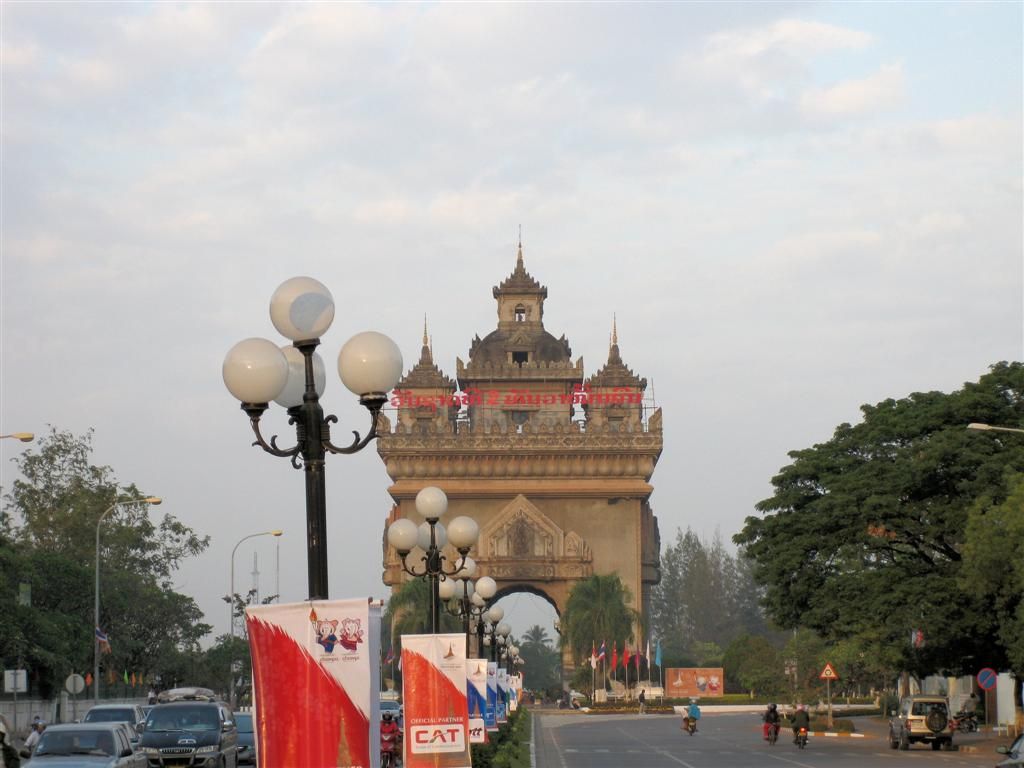 LAOS - VIENTIANE - De Patuxai (imitatie Arc de Triomphe uit Parijs)