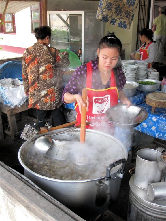 LAOS - VIENTIANE -> SAVANNAKHET - bereiden van grote pan soep