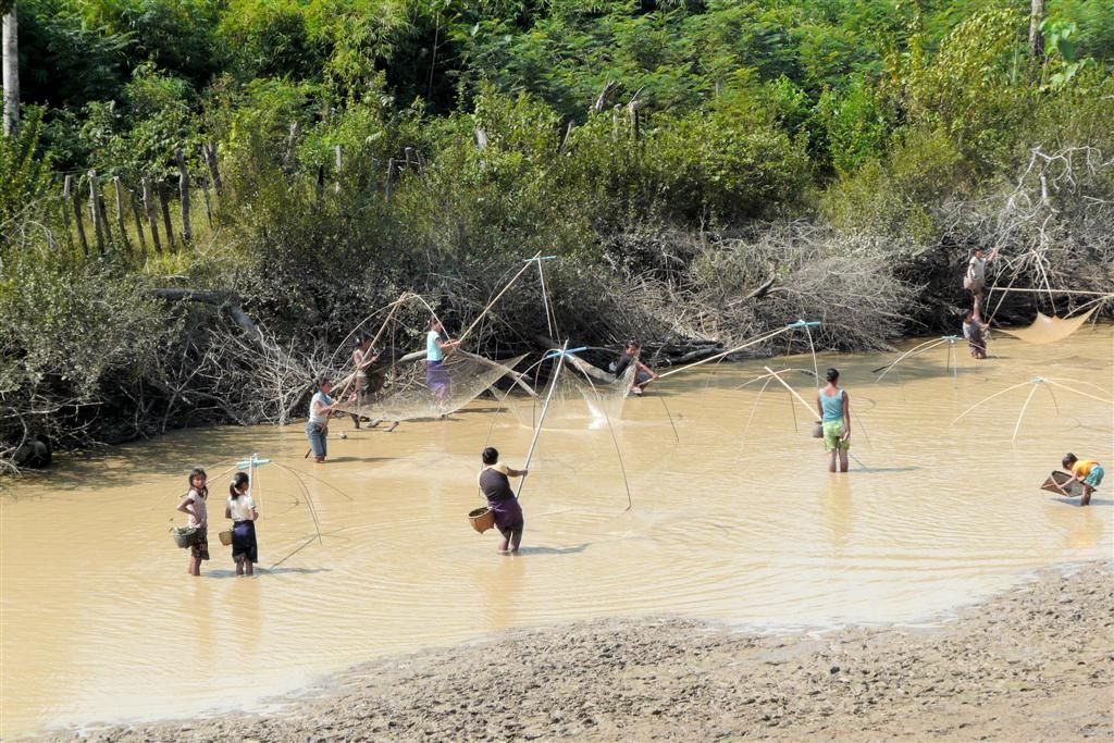 LAOS - VIENTIANE -> SAVANNAKHET - kinderen aan het vissen