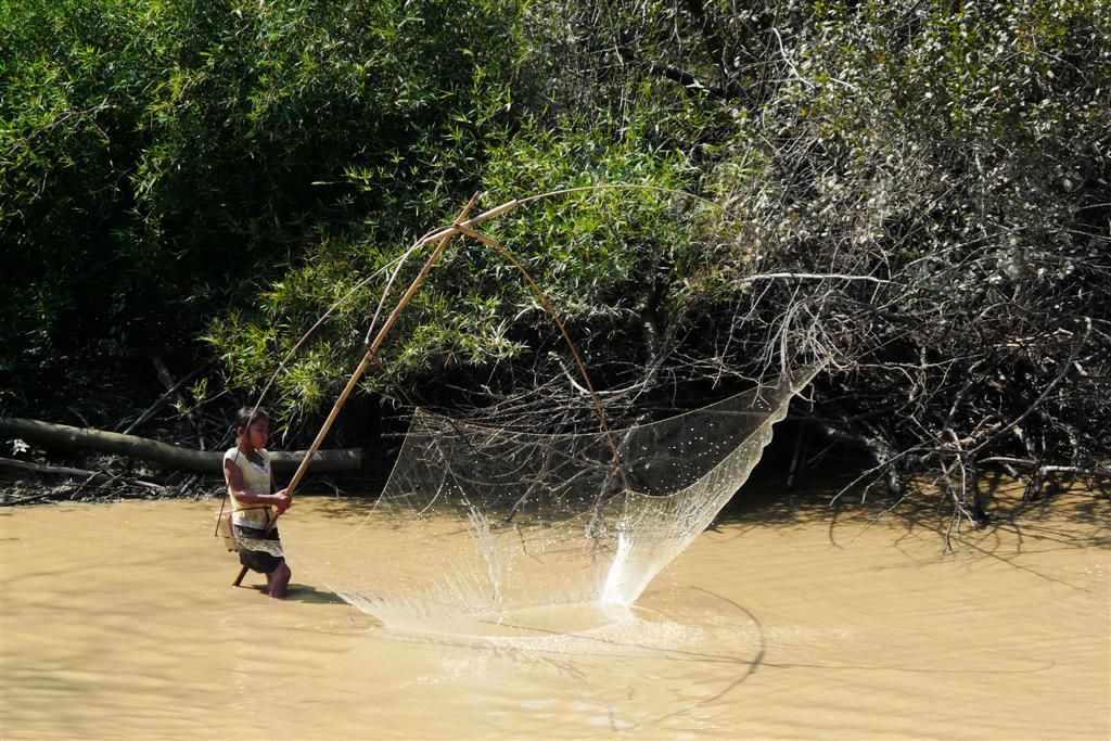 LAOS - VIENTIANE -> SAVANNAKHET - kind haalt visnet op