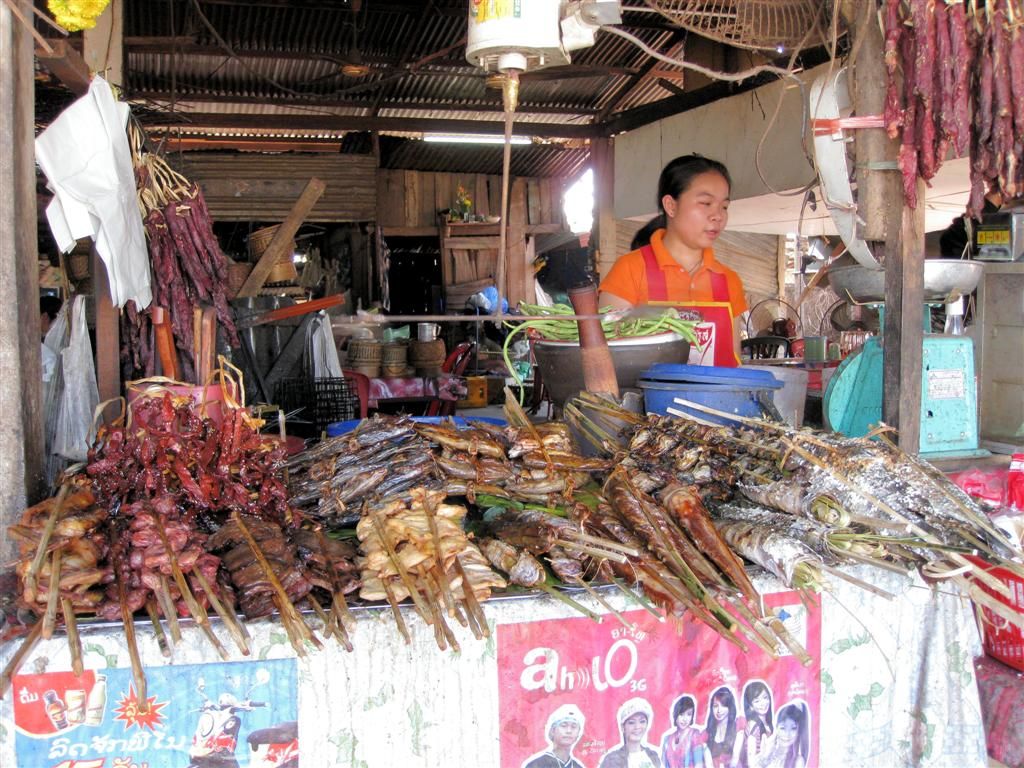 LAOS - VIENTIANE -> SAVANNAKHET - diverse etenswaar van de barbeque