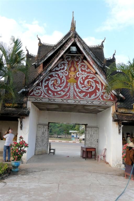 LAOS - SAVANNAKHET - ingang naar de That Ing Hang stupa