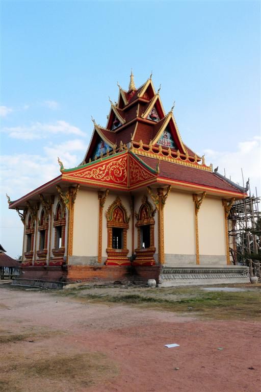 LAOS - SAVANNAKHET - in aanbouw zijnde wat in buurt van de That Ing Hang stupa
