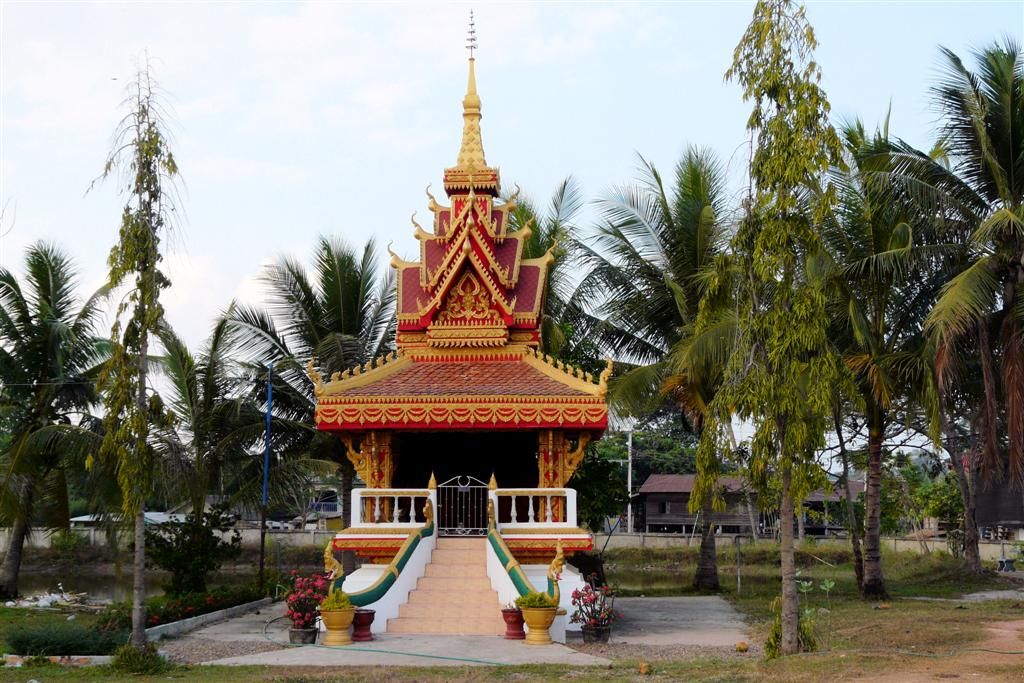 LAOS - SAVANNAKHET - tempel in buurt van de That Ing Hang stupa