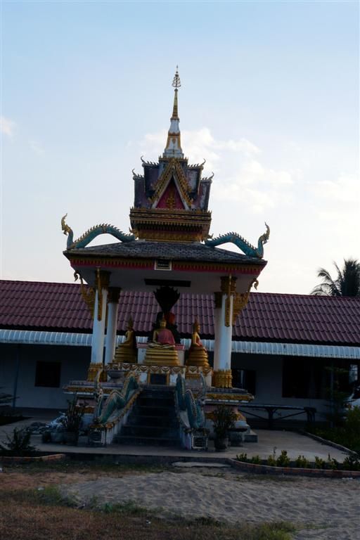 LAOS - SAVANNAKHET - tempel in buurt van de That Ing Hang stupa