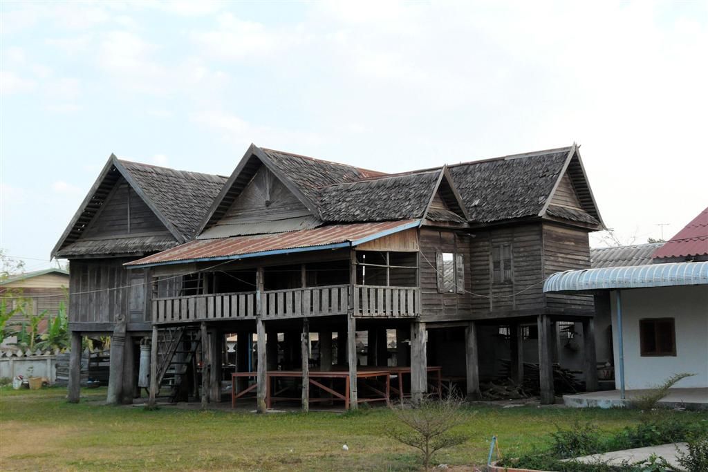 LAOS - SAVANNAKHET - huis in buurt van de That Ing Hang stupa