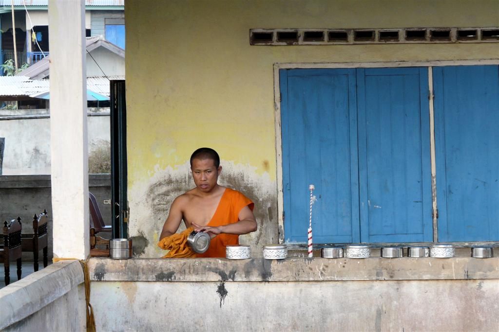 LAOS - SAVANNAKHET - monnik aan het poetsen