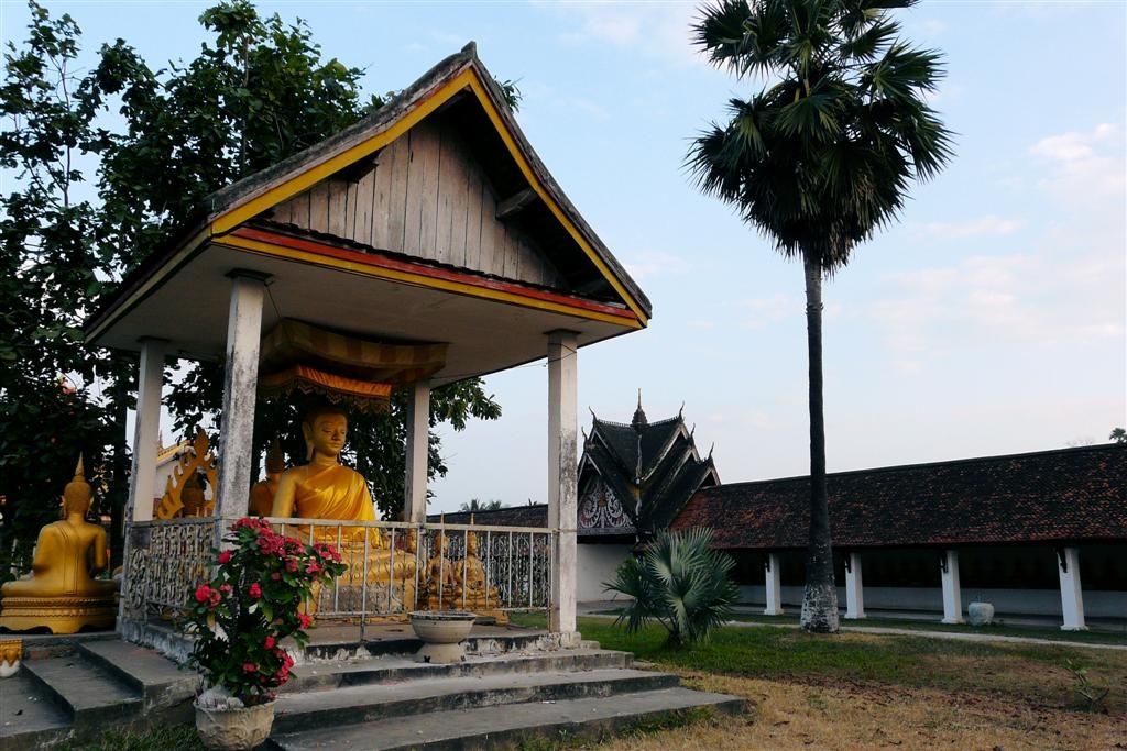 LAOS - SAVANNAKHET - boeddahbeelden bij de That Ing Hang stupa