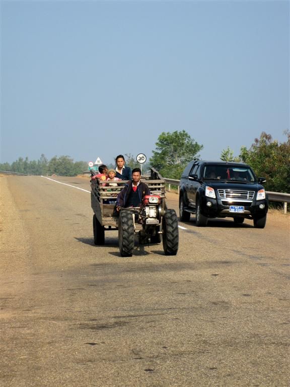 LAOS - SAVANNAKHET -> KONG ISLAND - Laotiaanse tractor