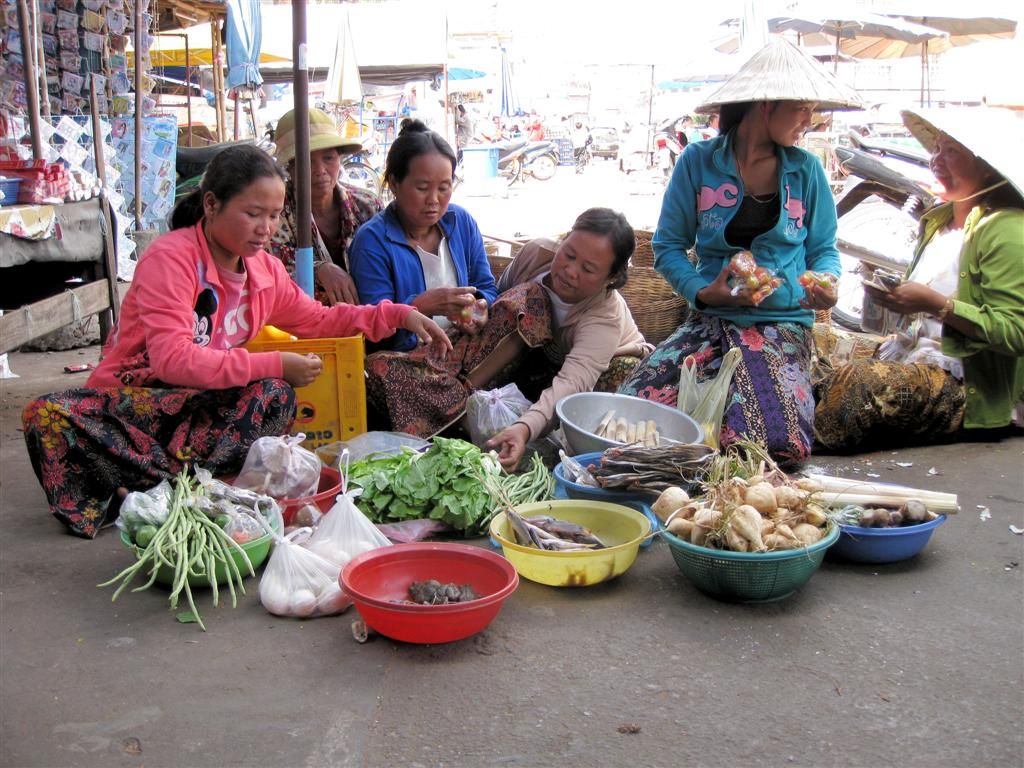 LAOS - SAVANNAKHET -> KONG ISLAND - Laotiaanse vrouwen aan het winkelen op de markt