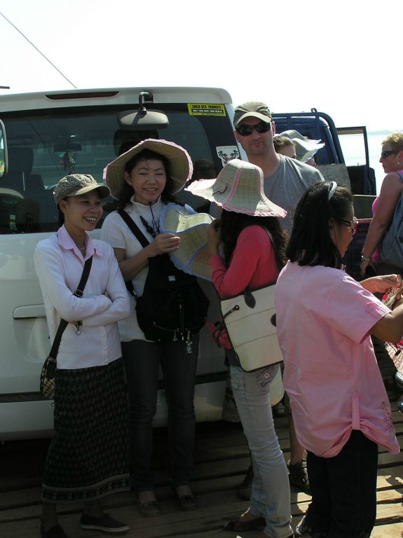 LAOS - SAVANNAKHET -> KONG ISLAND - Carlos tussen Laotiaanse vrouwen op de veerpont