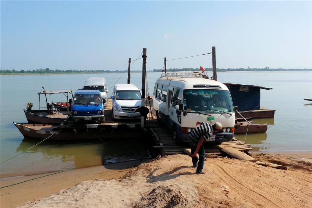LAOS - SAVANNAKHET -> KONG ISLAND - veerpont
