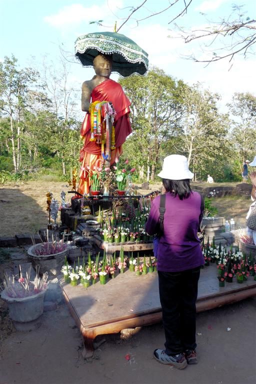 LAOS - SAVANNAKHET -> KONG ISLAND - heilig beeld bij de ru