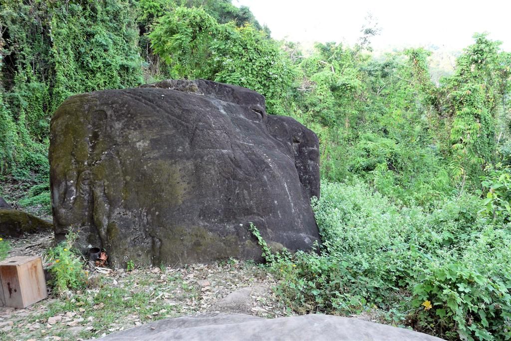 LAOS - SAVANNAKHET -> KONG ISLAND - de olifanten rots bij de ru