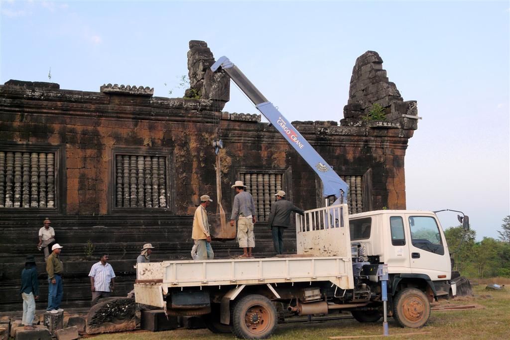 LAOS - SAVANNAKHET -> KONG ISLAND - restauratiewerkzaamheden bij de ru