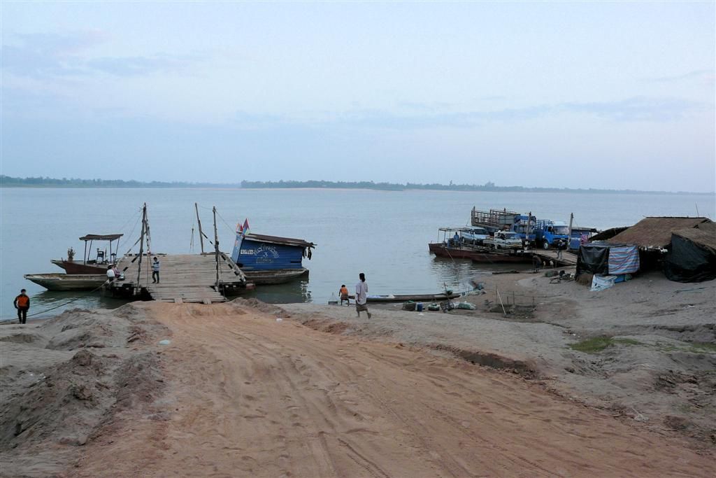 LAOS - SAVANNAKHET -> KONG ISLAND - veerpont