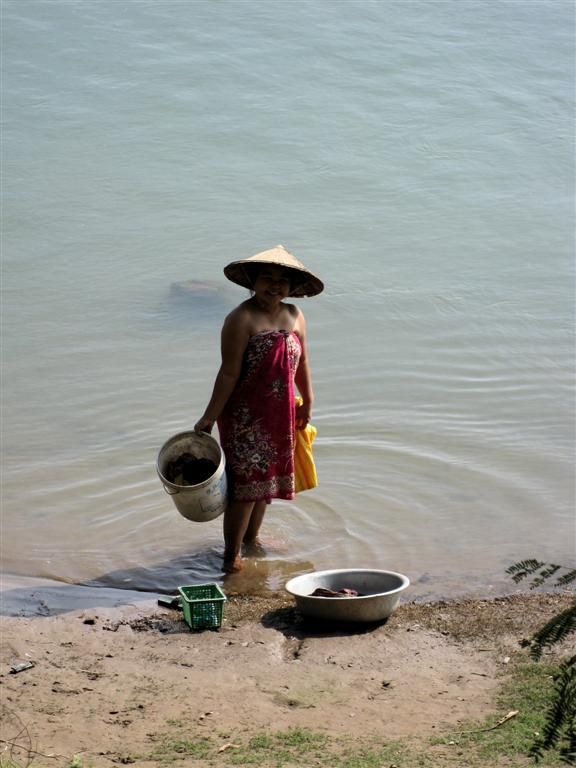 LAOS - KONG ISLAND - vrouw doet de was