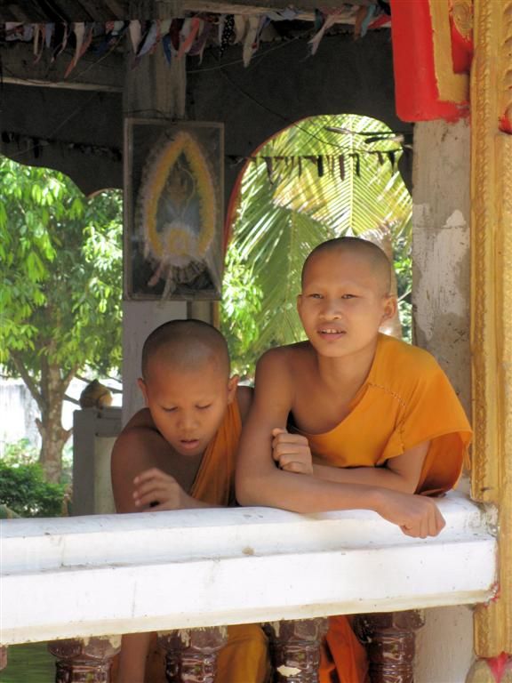 LAOS - KONG ISLAND - jonge monniken