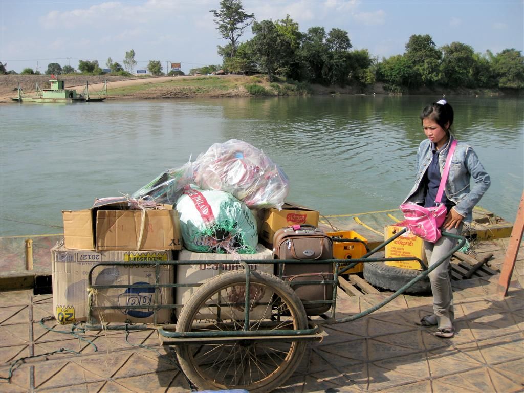 LAOS - KONG ISLAND - vrouw op de veerboot