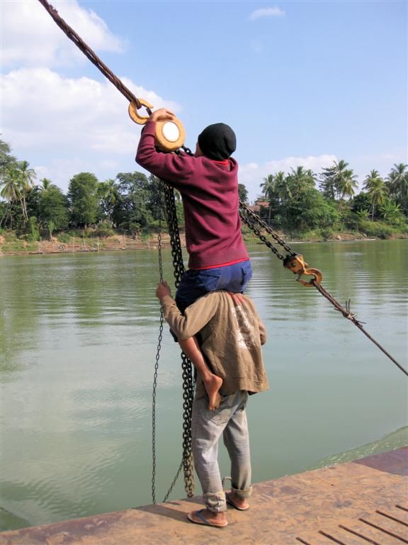 LAOS - KONG ISLAND - katrol van laadklep op de veerboot zat vast