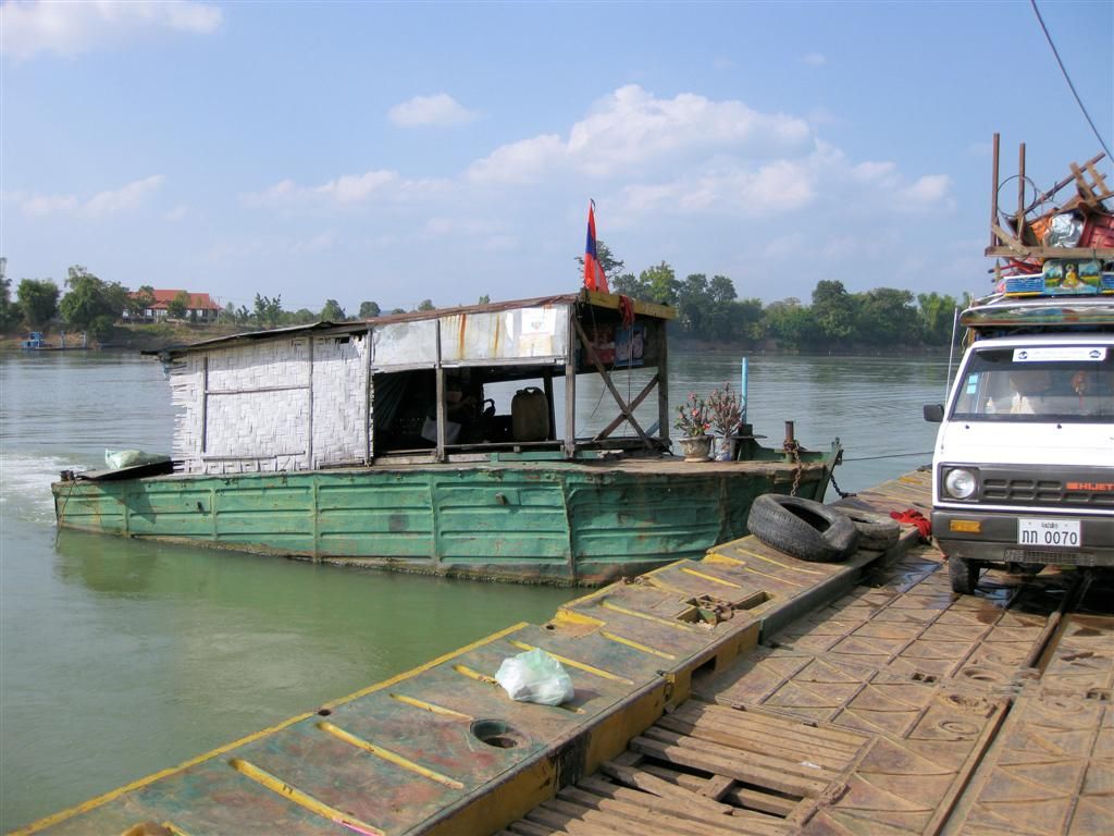 LAOS - KONG ISLAND - duwboot die de ponton duwt