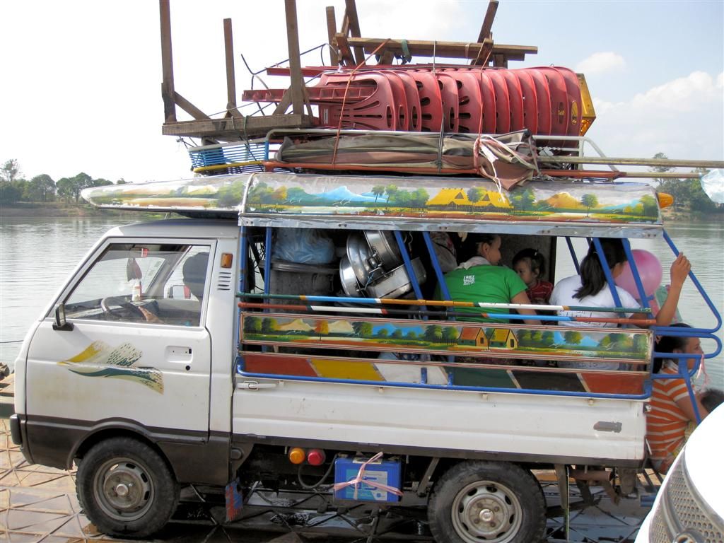 LAOS - KONG ISLAND - mini busje zit helemaal vol