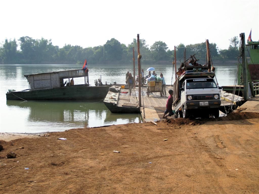 LAOS - KONG ISLAND - mini busje komt niet van de veerboot af