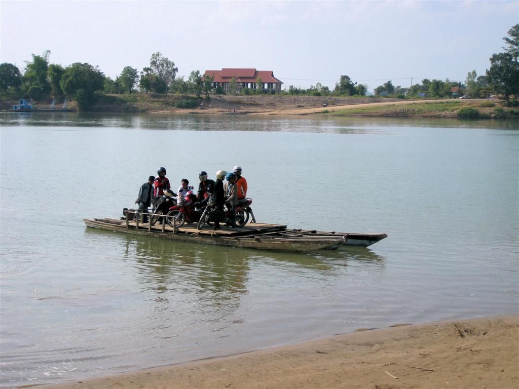 LAOS - KONG ISLAND - veerboot voor fietsen en brommers