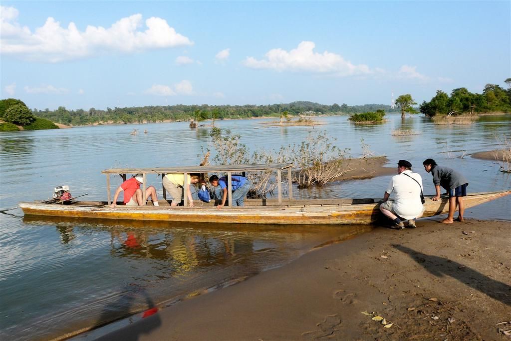 LAOS - KONG ISLAND - noodgedwongen aan land in Cambodja