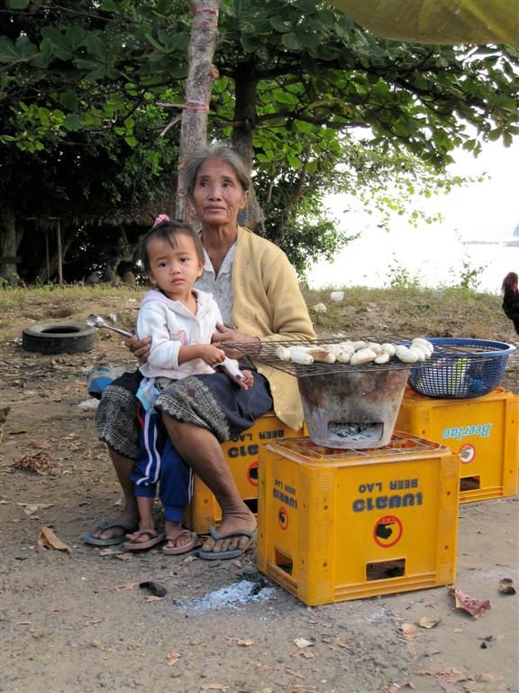 LAOS - KONG ISLAND - oma en kleindochter verkopen worstjes