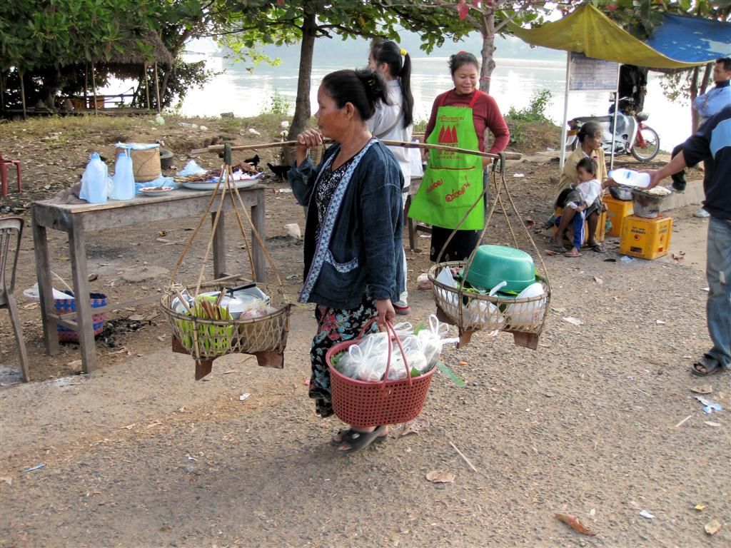LAOS - KONG ISLAND - noodlesoep verkoopster