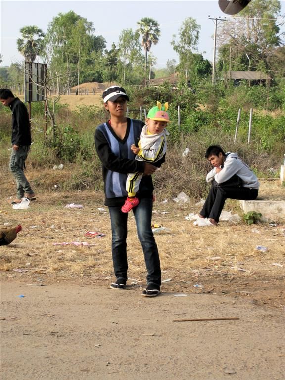LAOS - KONG ISLAND - moeder en kind wachten op de veerboot