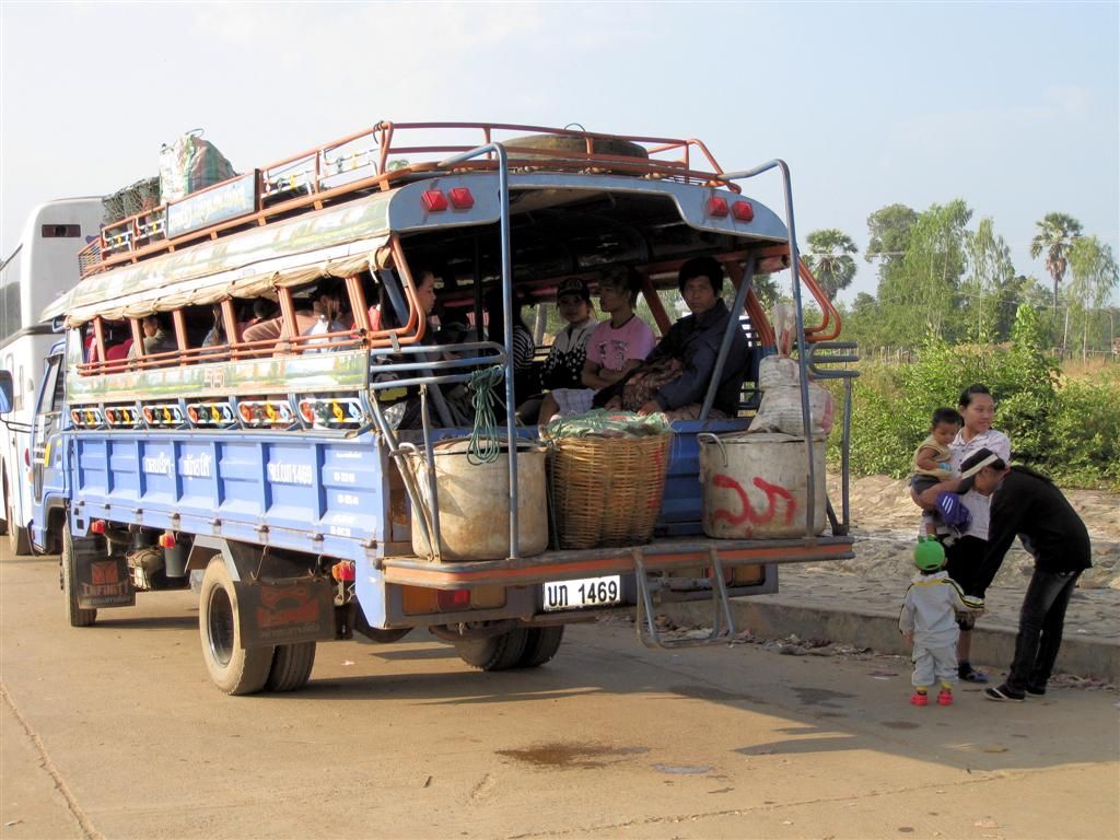 LAOS - KONG ISLAND - lokale bus wacht op de veerboot