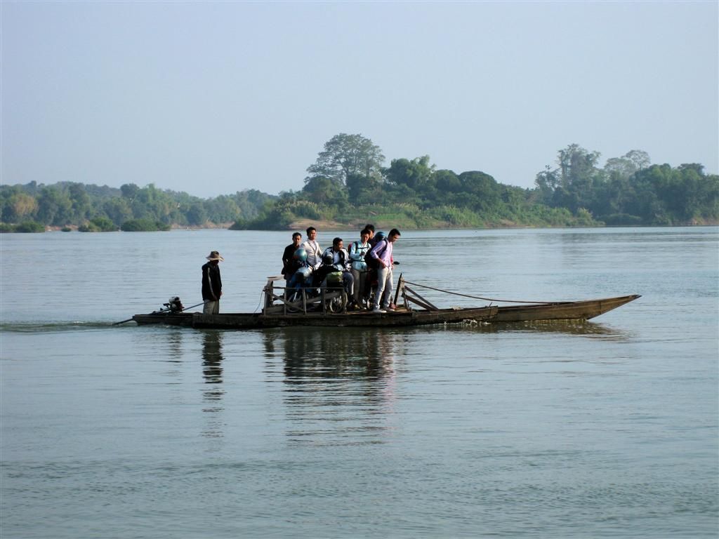 LAOS - KONG ISLAND - veerboot voor fietsen en brommers