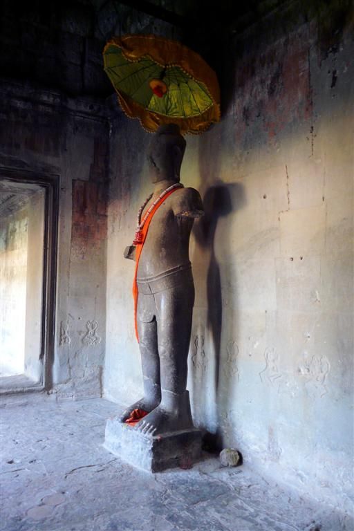 CAMBODJA - SIEM REAP - boeddhabeeld bij Angkor Wat
