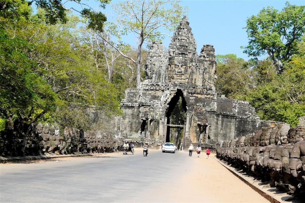 CAMBODJA - SIEM REAP - toegangspoort van Angkor Thom