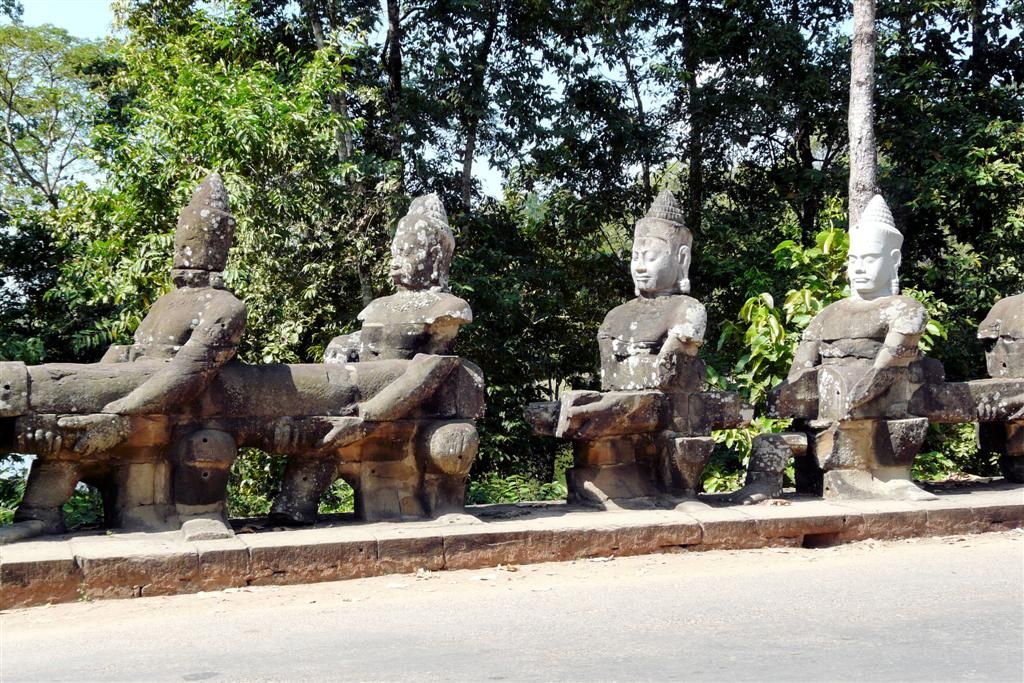 CAMBODJA - SIEM REAP - toegangspoort van Angkor Thom