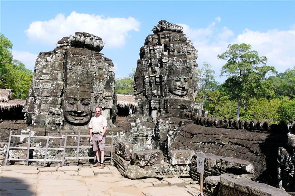 CAMBODJA - SIEM REAP - Carlos voor beeld bij Bayon tempel van Angkor Thom